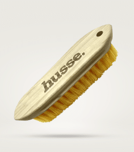 Brosse en bois Husse avec poils jaunes.