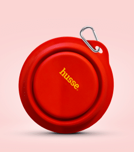 Bol pliable rouge avec mousqueton.