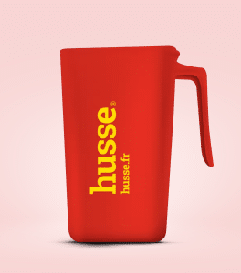 Tasse rouge Husse avec logo jaune.