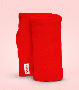 Serviette rouge avec étiquette Husse visible.