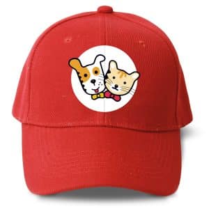 Casquette rouge avec motif chien et chat.